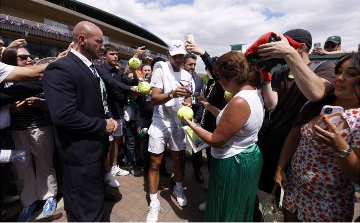 Rafael Nadal firma autógrafos tras el entrenamiento en Wimbledon