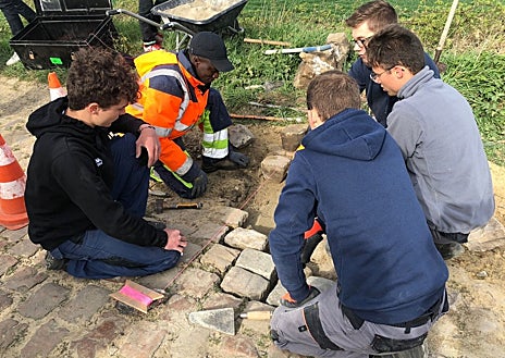 Imagen secundaria 1 - Los guardianes del adoquín cuidan el &#039;Infierno del Norte&#039;