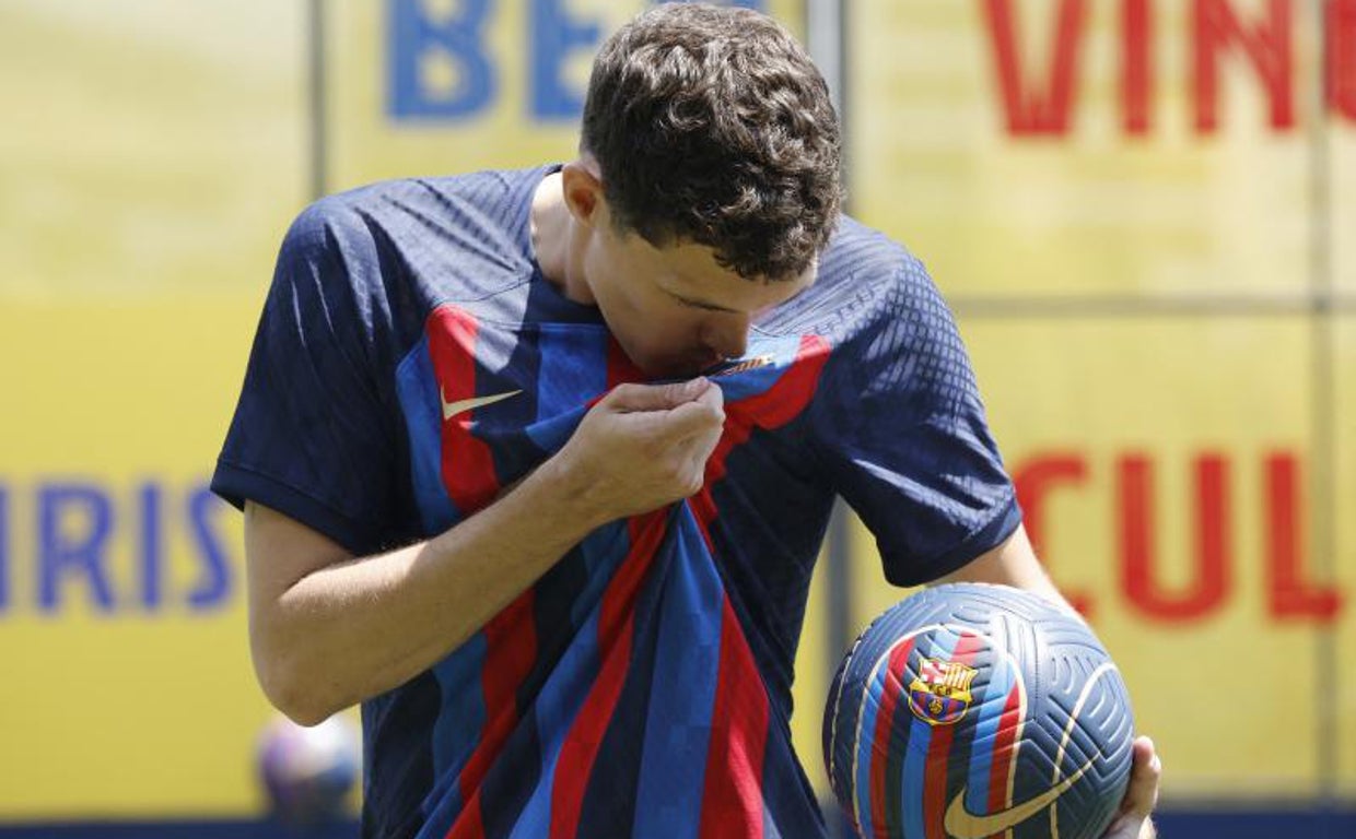 Christensen besa el escudo del Barcelona durante su presentación