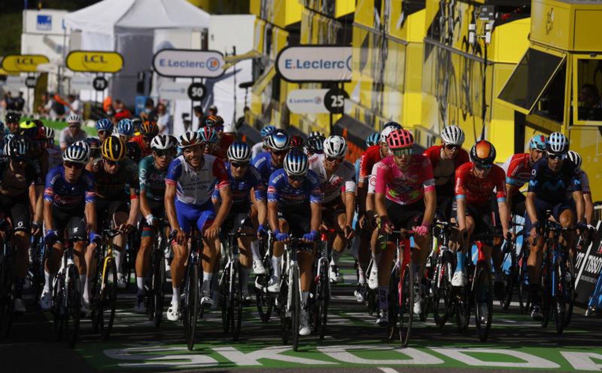 El pelotón del Tour, durante la novena etapa