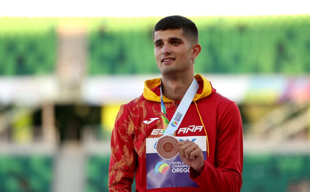 Asier Martínez posa con su medalla de bronce