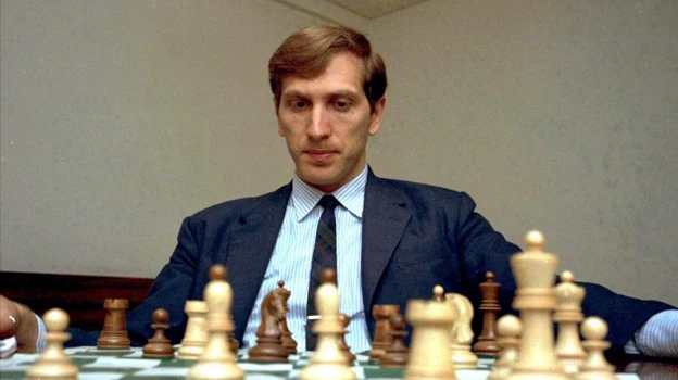 Imagen antes - Bobby Fischer, en 1971 y en 2005, cuando fue detenido en Japón
