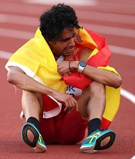 Imagen secundaria 2 - Tres momentos de la final de Katir, en carrera, con la medalla de bronce y en la soledad de la pista