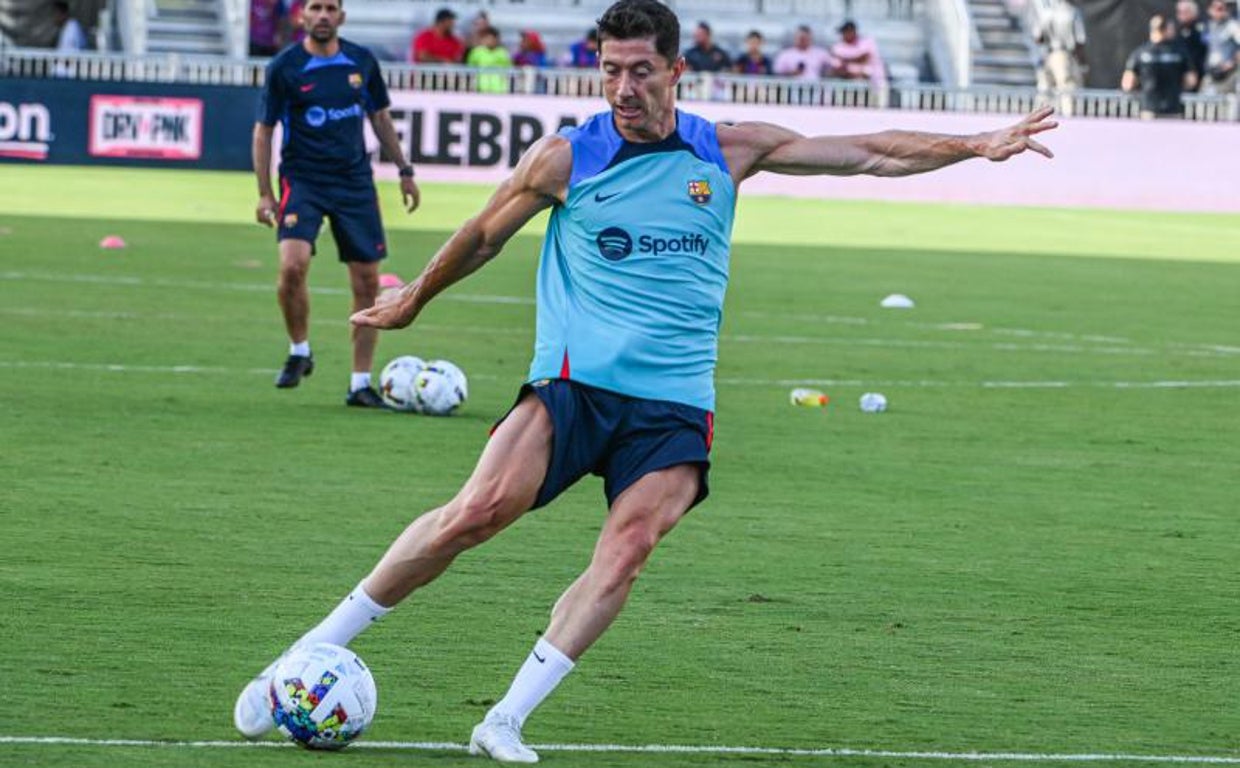 Lewandowski golpea el balón durante su primer entrenamiento con el Barcelona