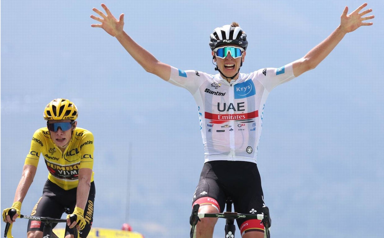 Pogacar celebra el triunfo en la línea de meta ante Vingegaard