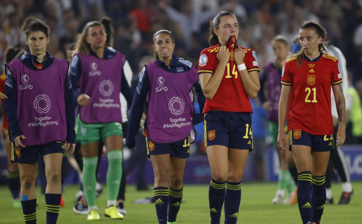 Las jugadoras españolas se lamentan tras caer eliminadas ante Inglaterra