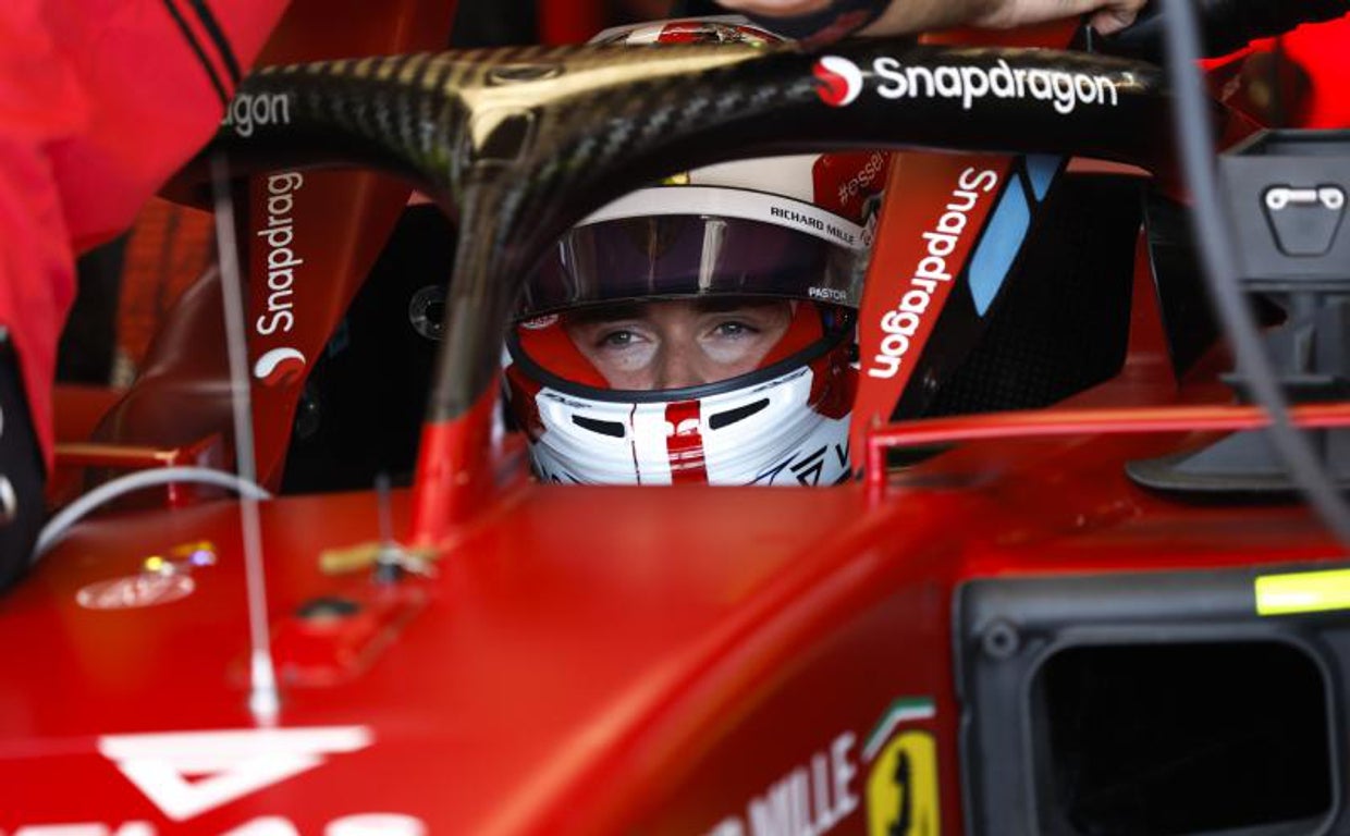 Charles Leclerc, en el box de Ferrari