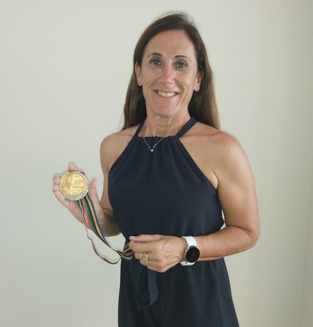 Almudena Muñoz posa con su medalla.