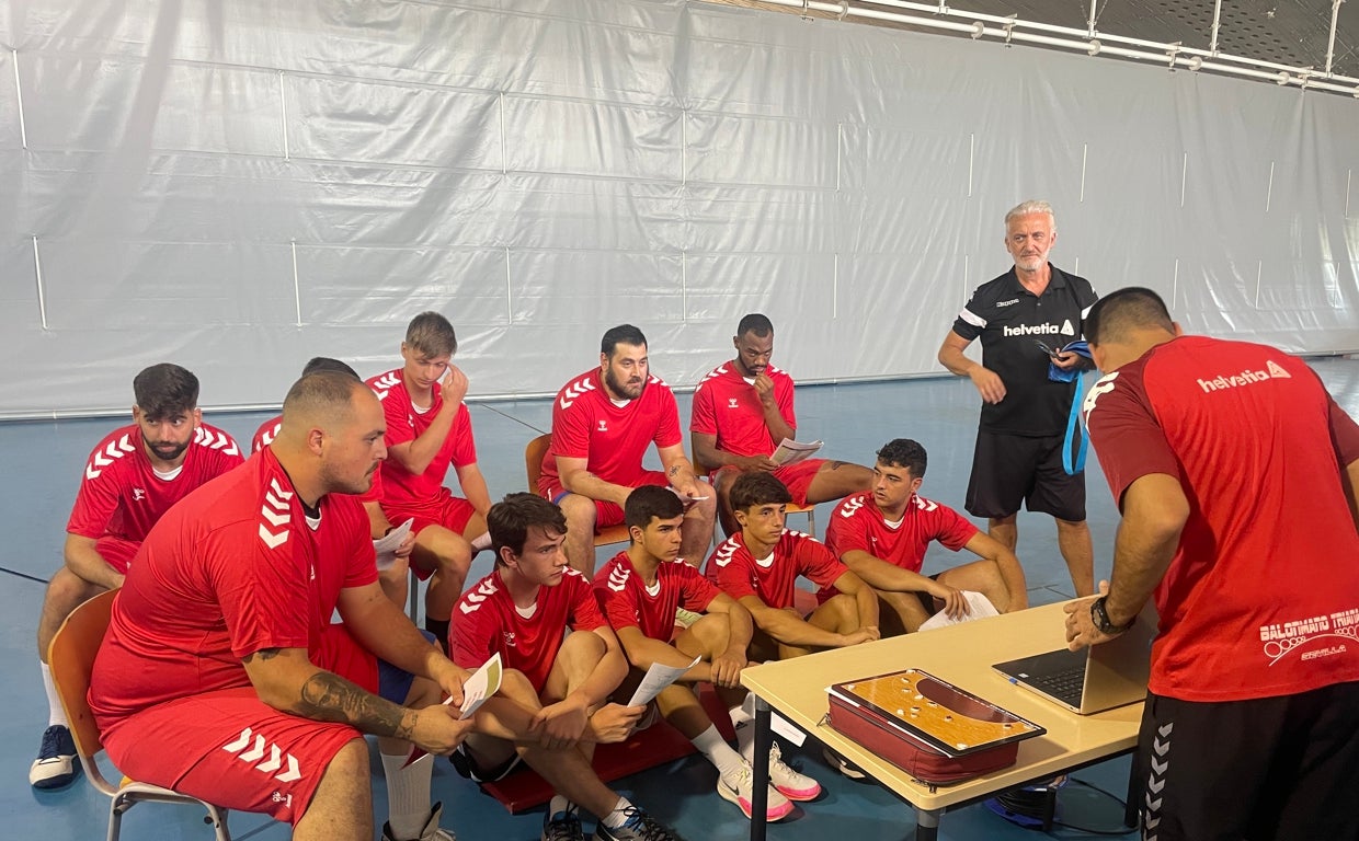 Los jugadores y el cuerpo técnico del BM Proin Triana, trabajando en pretemporada