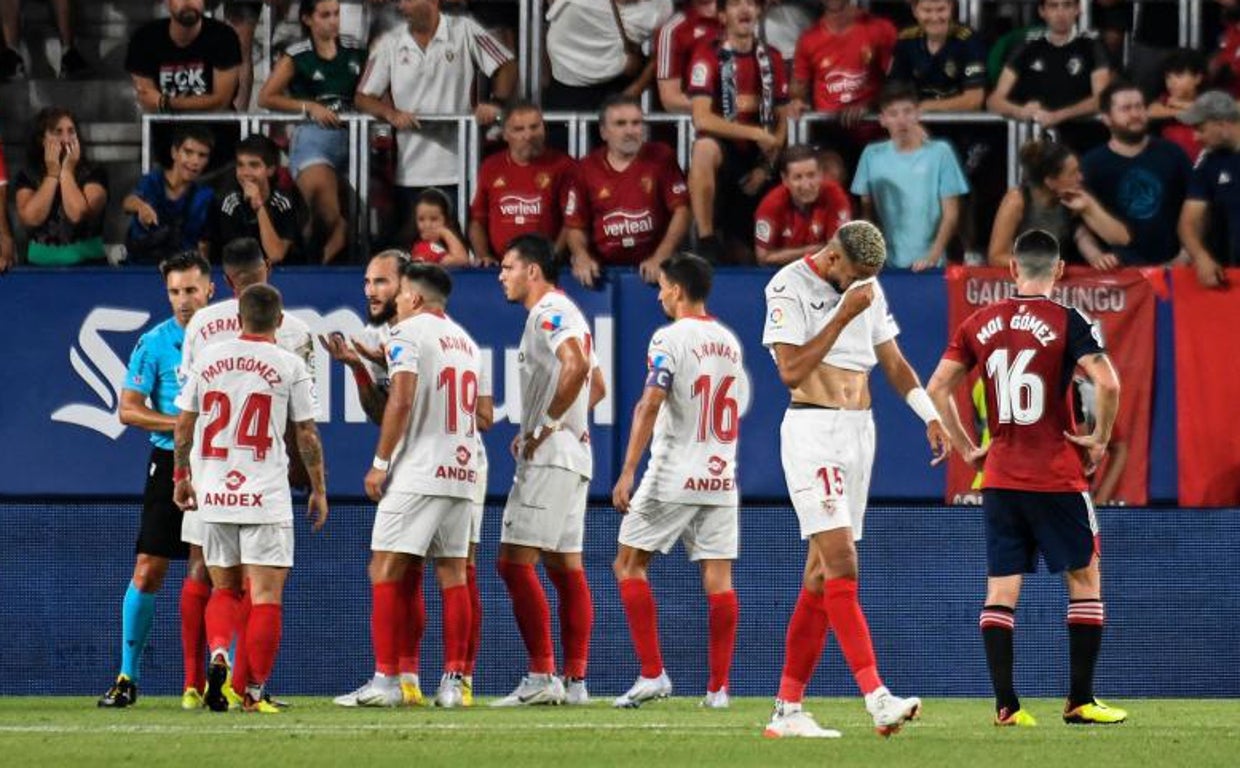 Los jugadores del Sevilla reclaman por el penalti señalado en contra