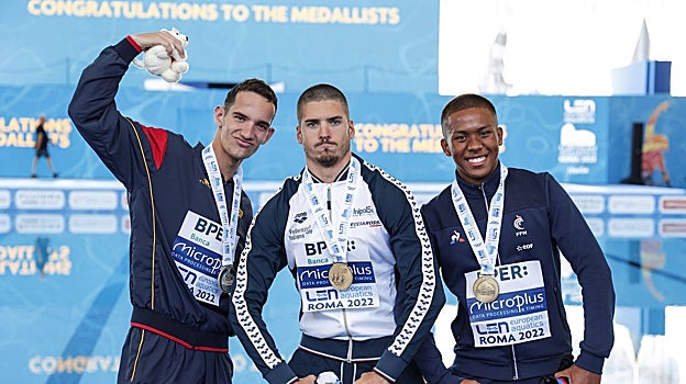 Díaz, a la izquierda, en podio histórico para la natación artística masculina