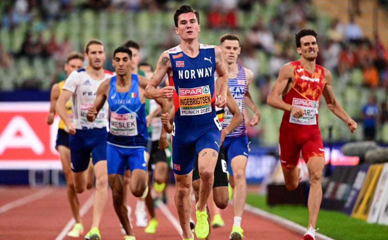 Jakob Ingebrigtsen, en cabeza durante su serie en los 1.500 metros