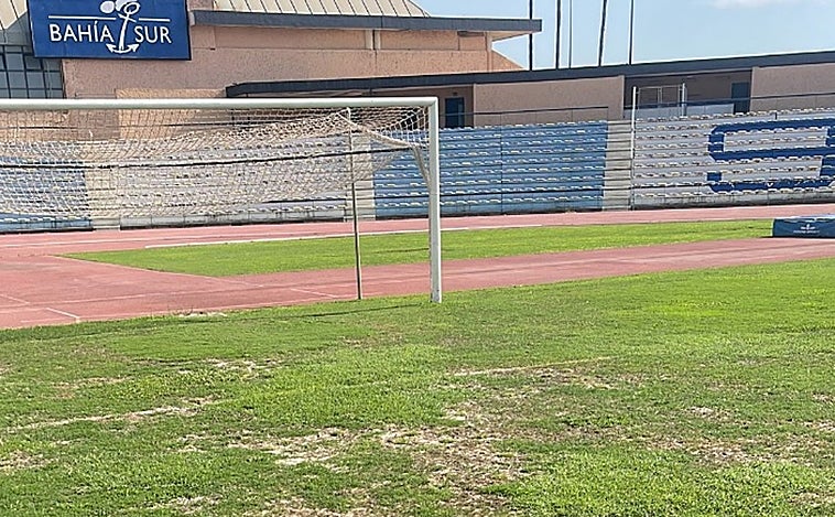 Hierba natural, un dolor de muelas para el San Fernando CD