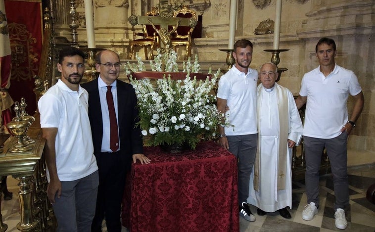 La plantilla del Sevilla FC regresa a la ofrenda floral a la Virgen de los Reyes