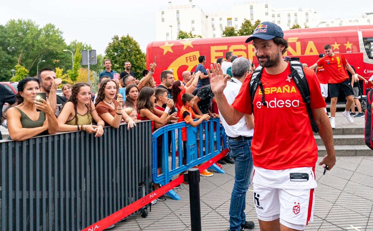 Llull saluda a unos aficionados en Pamplona