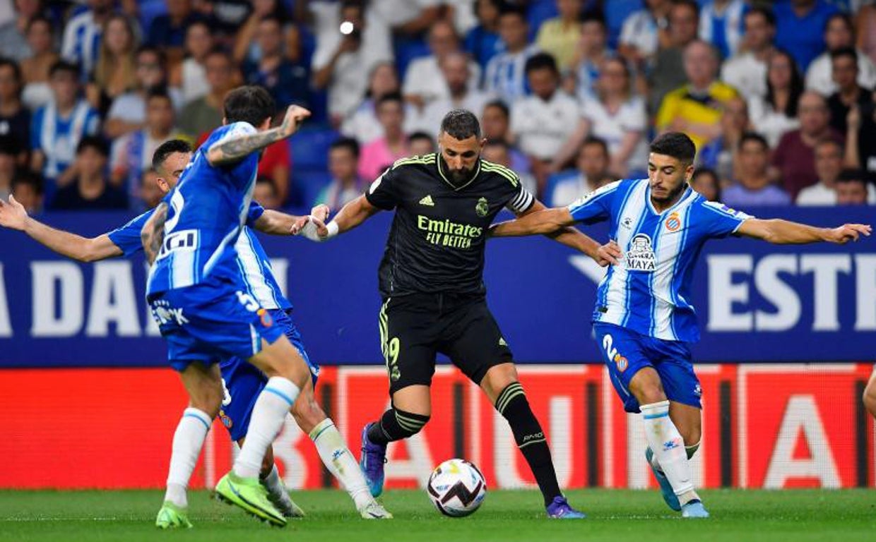 Benzema, rodeado de espanyolistas