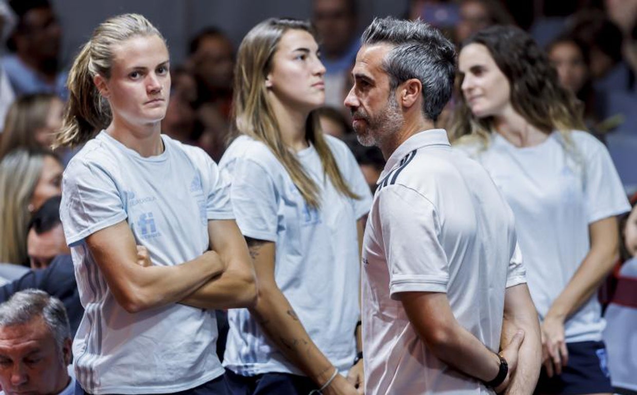 Irene Paredes y Patri Guijarro, dos de las capitanas, frente a Jorge Vilda en el acto de homenaje a la selección sub-20