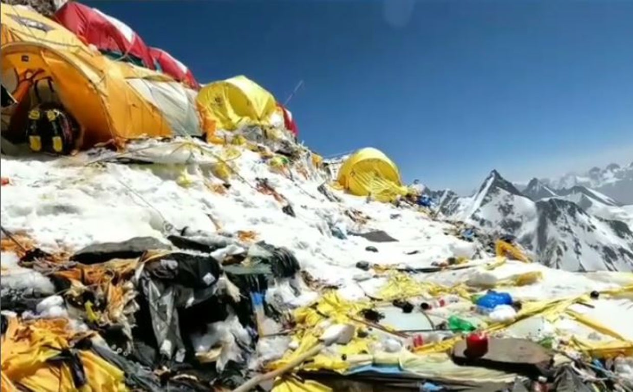 Imágenes del Campo 2 del K2, lleno de basura