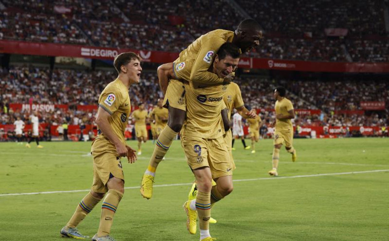 Los jugadores del Barcelona celebran el segundo gol