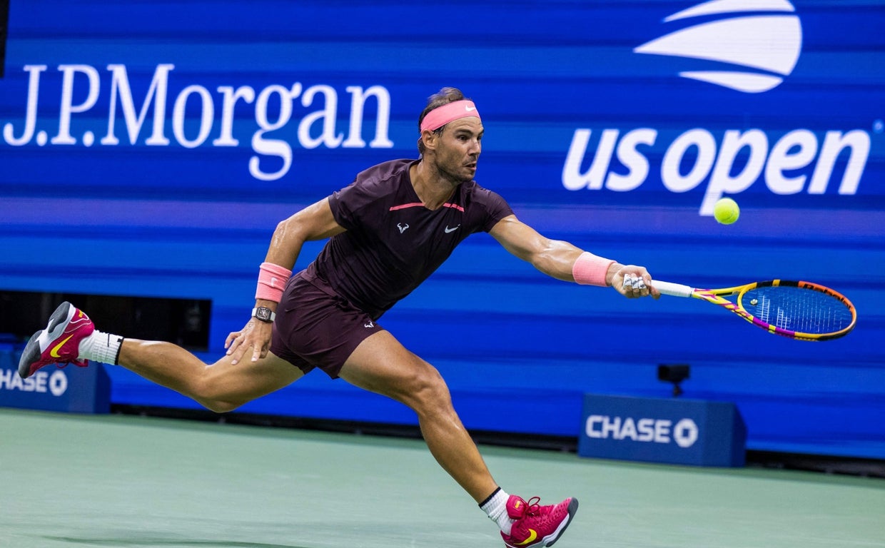 Nadal trata de llegar a una bola en su cruce con Gasquet en el US Open