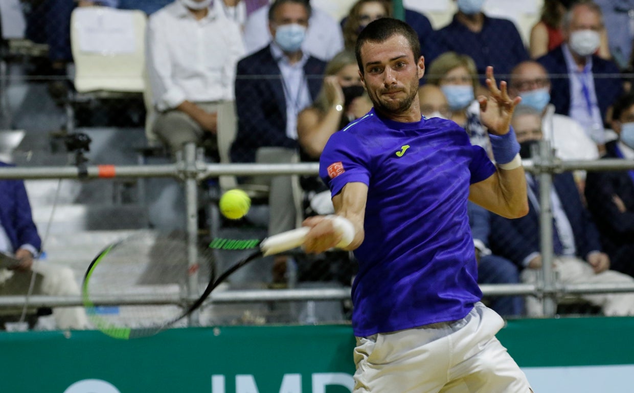 Pedro Martínez golpea la bola durante la final de la Copa Sevilla 2021