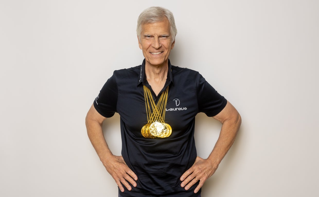 Mark Spitz, en la actualidad, posa con sus siete medallas de oro de Múnich 1972