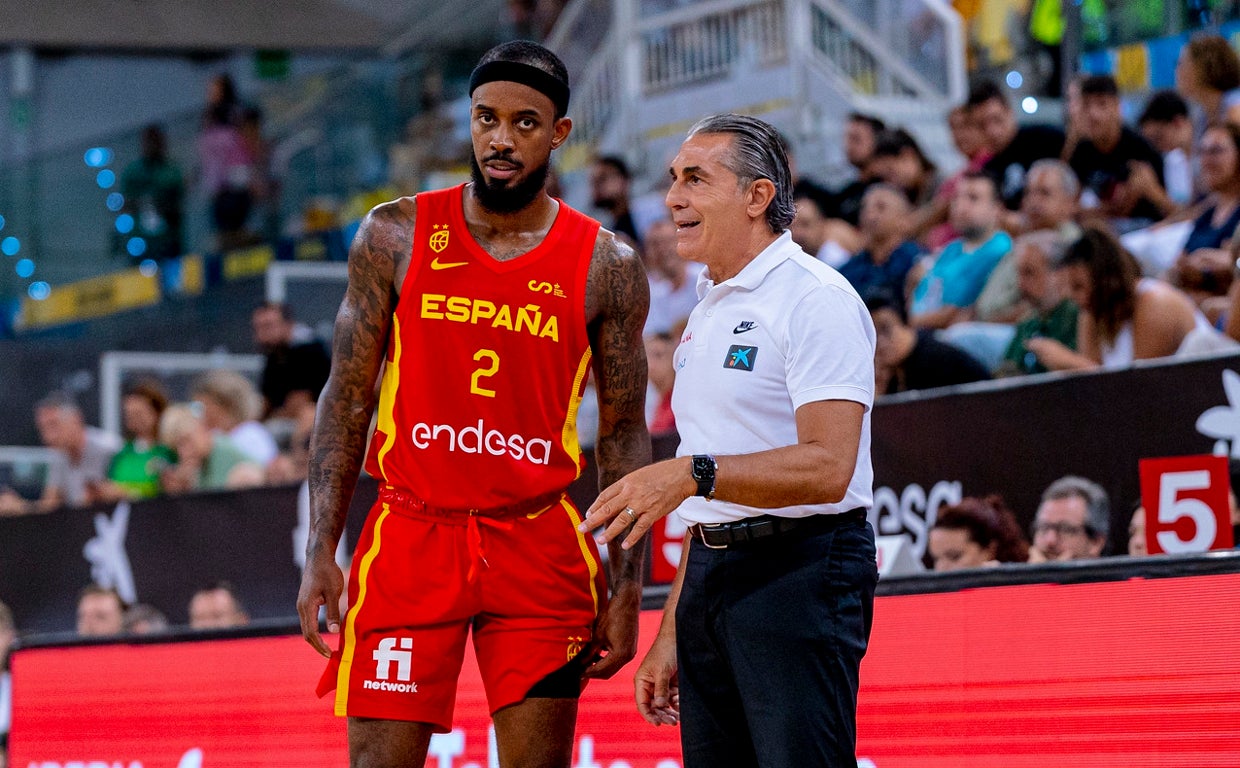 Scariolo charla con Lorenzo Brown durante un partido de la selección