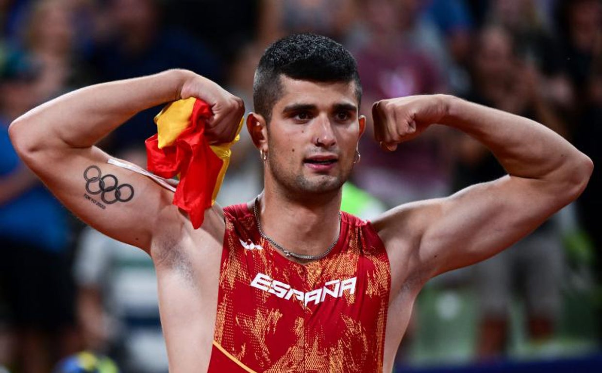 Asier Martínez, con la bandera española recogida, tras ganar el oro en Múnich