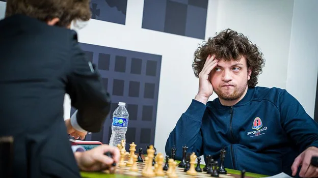 Niemann mira a Carlsen durante su partida como si supiera lo que iba a ocurrir