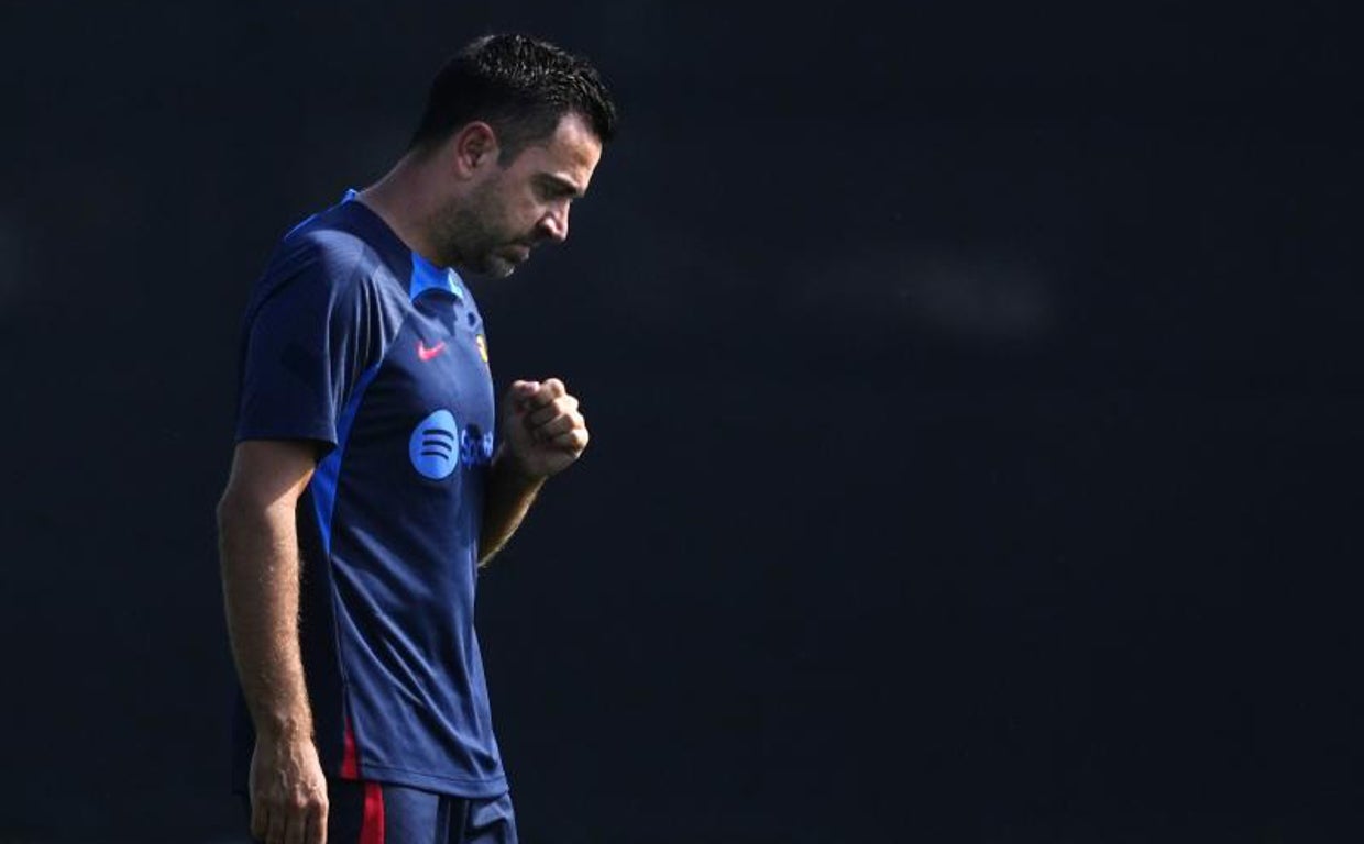 Xavi, pensativo durante el entrenamiento de este martes