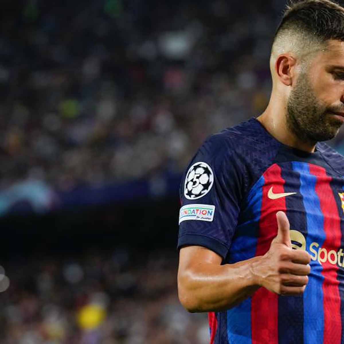 Jordi Alba, molesto, tira con bala contra Laporta y el club