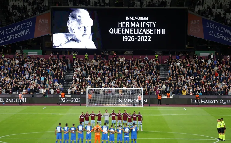 El fútbol inglés se paraliza por la muerte de Isabel II