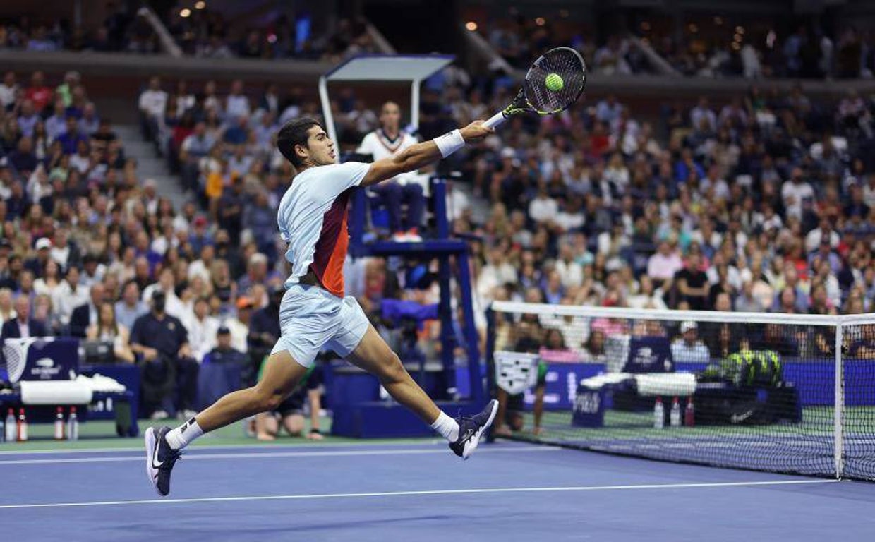 Alcaraz volea una pelota ante Tiafoe.
