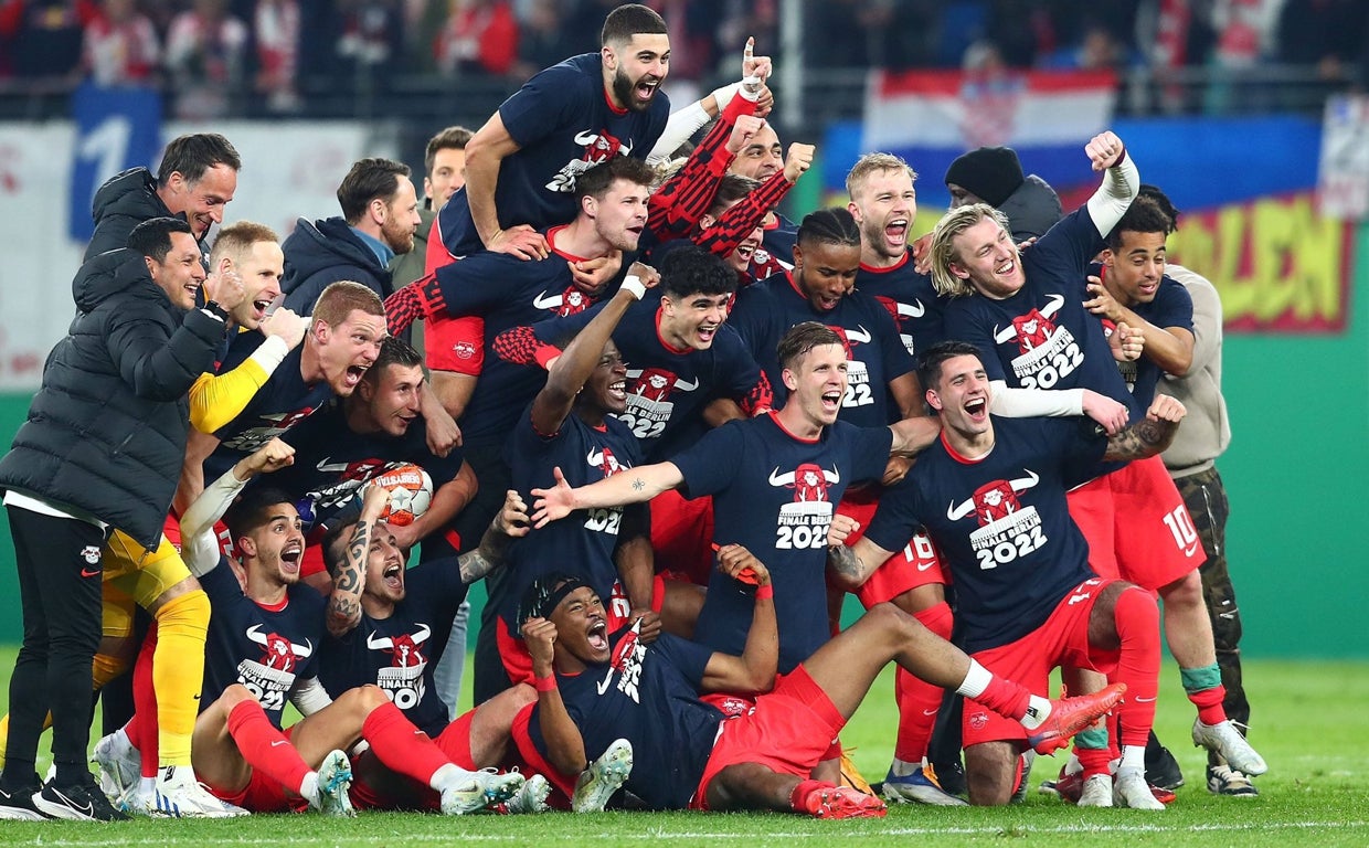 Hugo Novoa, en el centro, celebrando la copa de Alemania en mayo del pasado año