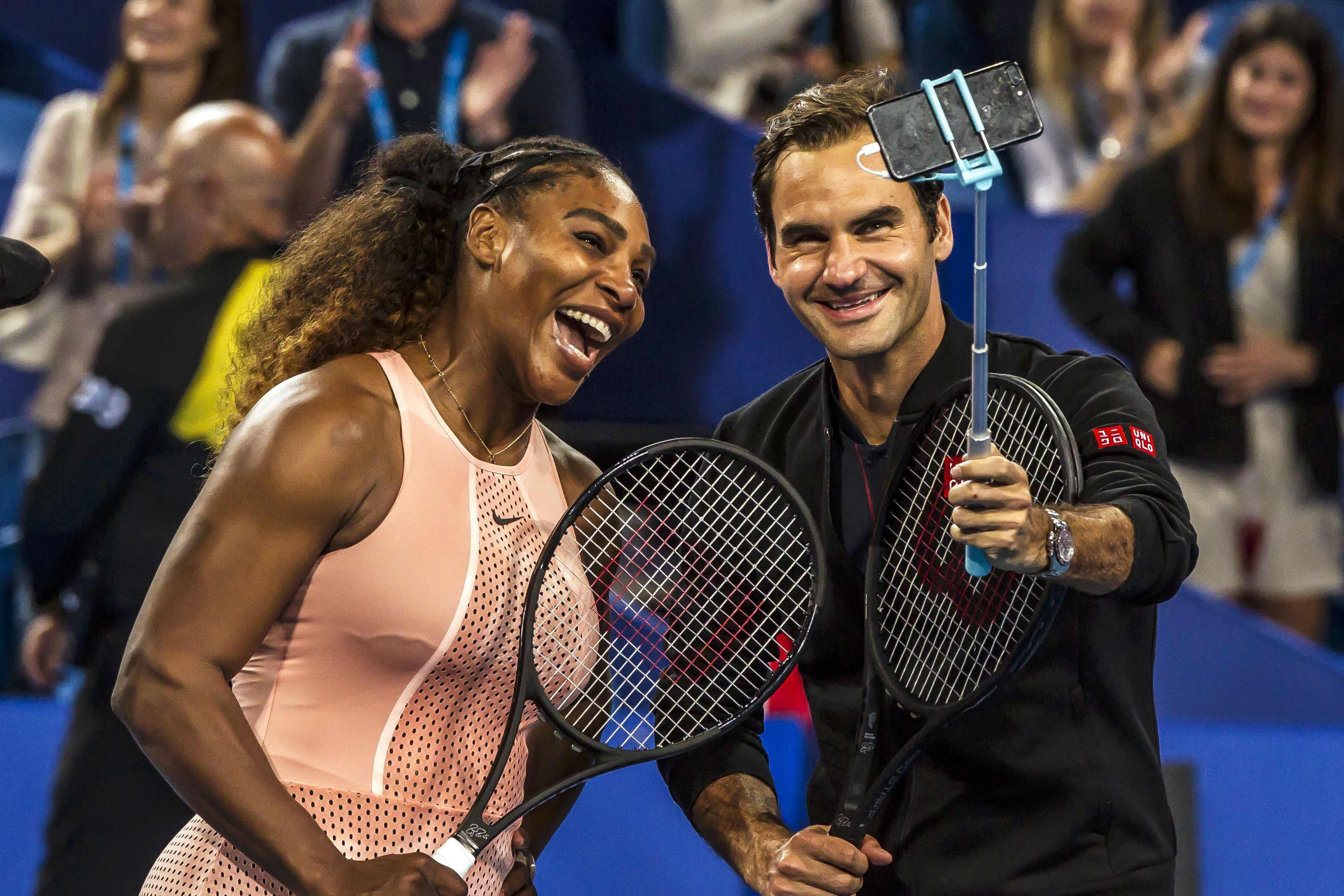 Federer también será recordado por su carisma y simpatía, ya que nunca tuvo un mal gesto con nadie. En imagen, el tenista se hace una foto junto a Serena Williams, que también ha anunciado recientemente su retirada.