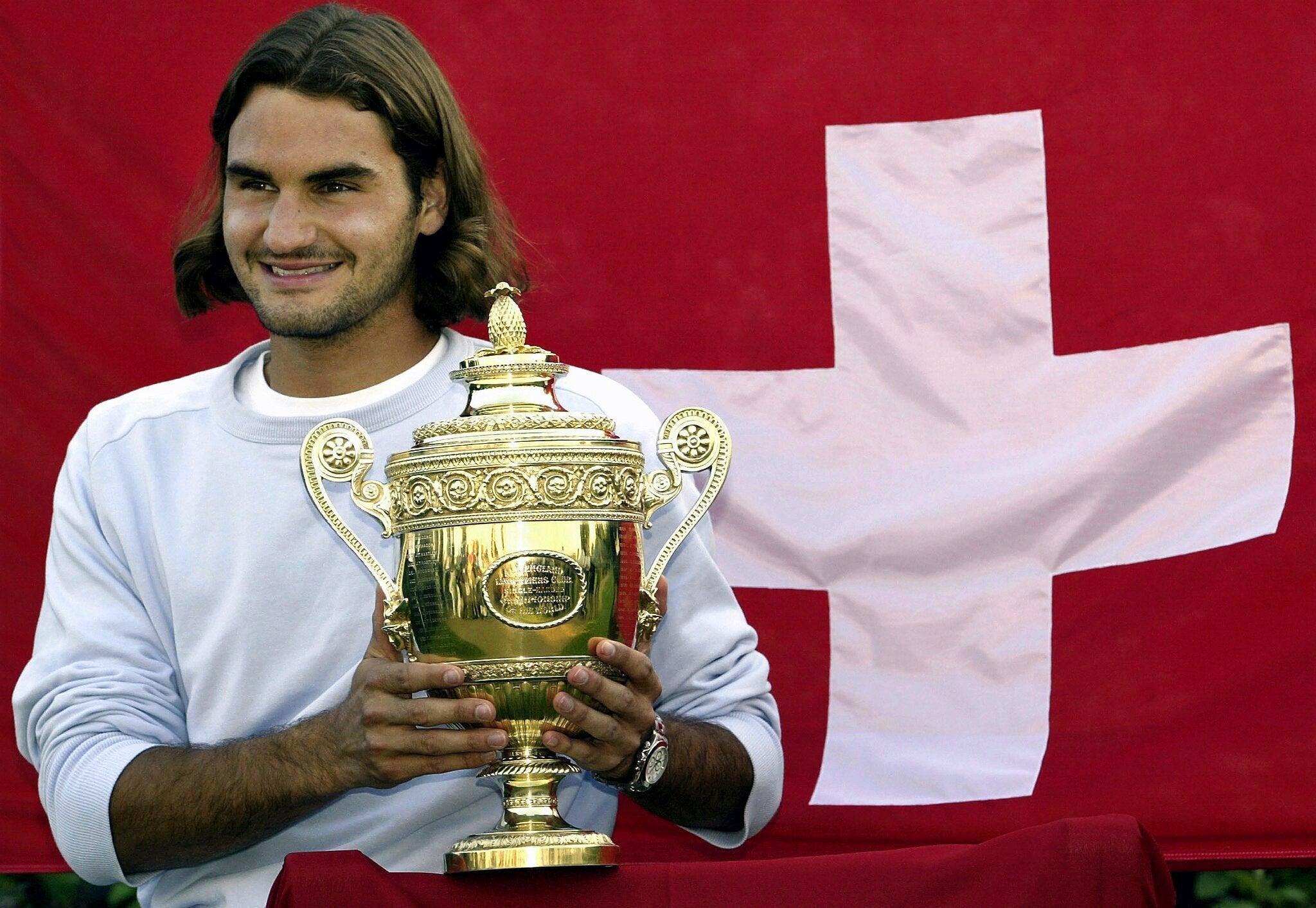 Un joven Roger Federer posa con su primer título de Wimbledon, el primer Grand Slam de su carrera. El torneo británico ha sido el que más veces ha ganado, hasta en ocho ocasiones: 2003, 2004, 2005, 2006, 2007, 2009, 2012 y 2017.
