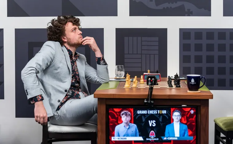 Una web erótica ofrece un millón de dólares a Hans Niemann por jugar desnudo una partida de ajedrez
