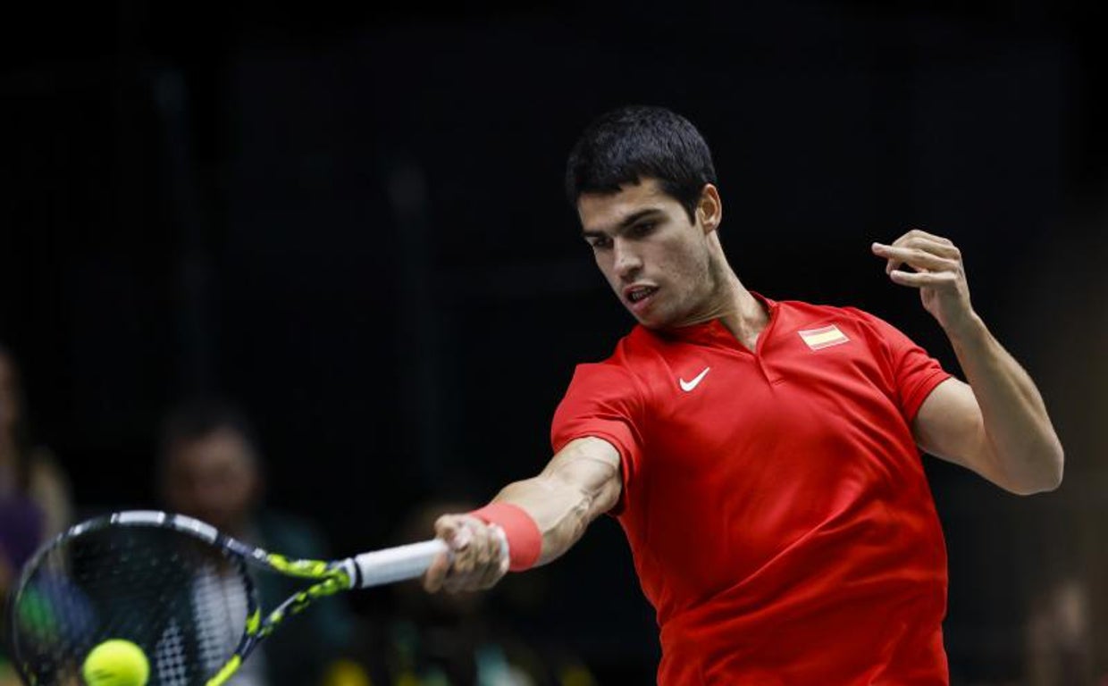 Alcaraz golpea de drive ante Kwon