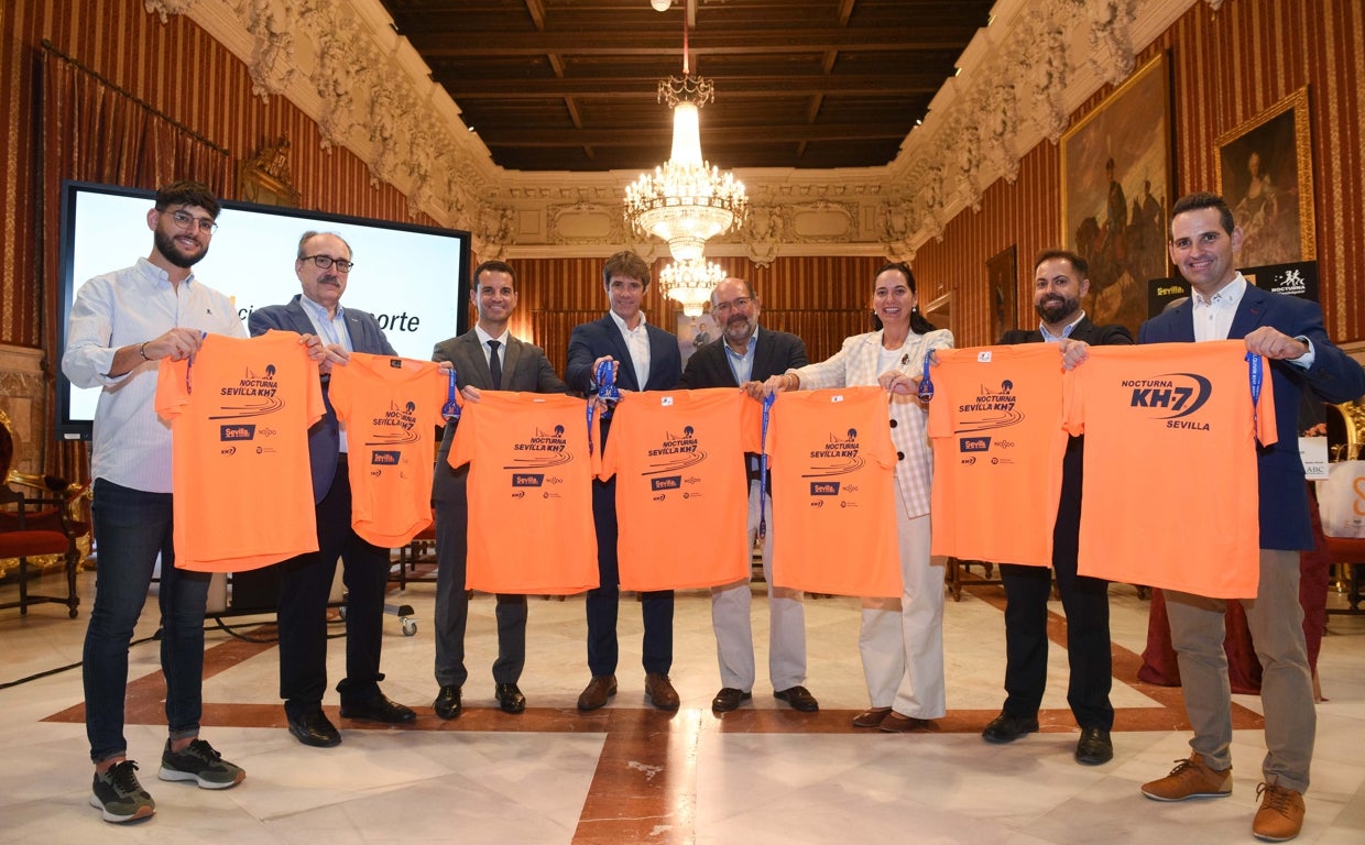 Presentadas la camiseta y la medalla de la KH-7 Nocturna del Guadalquivir, que suma ya 15.000 corredores