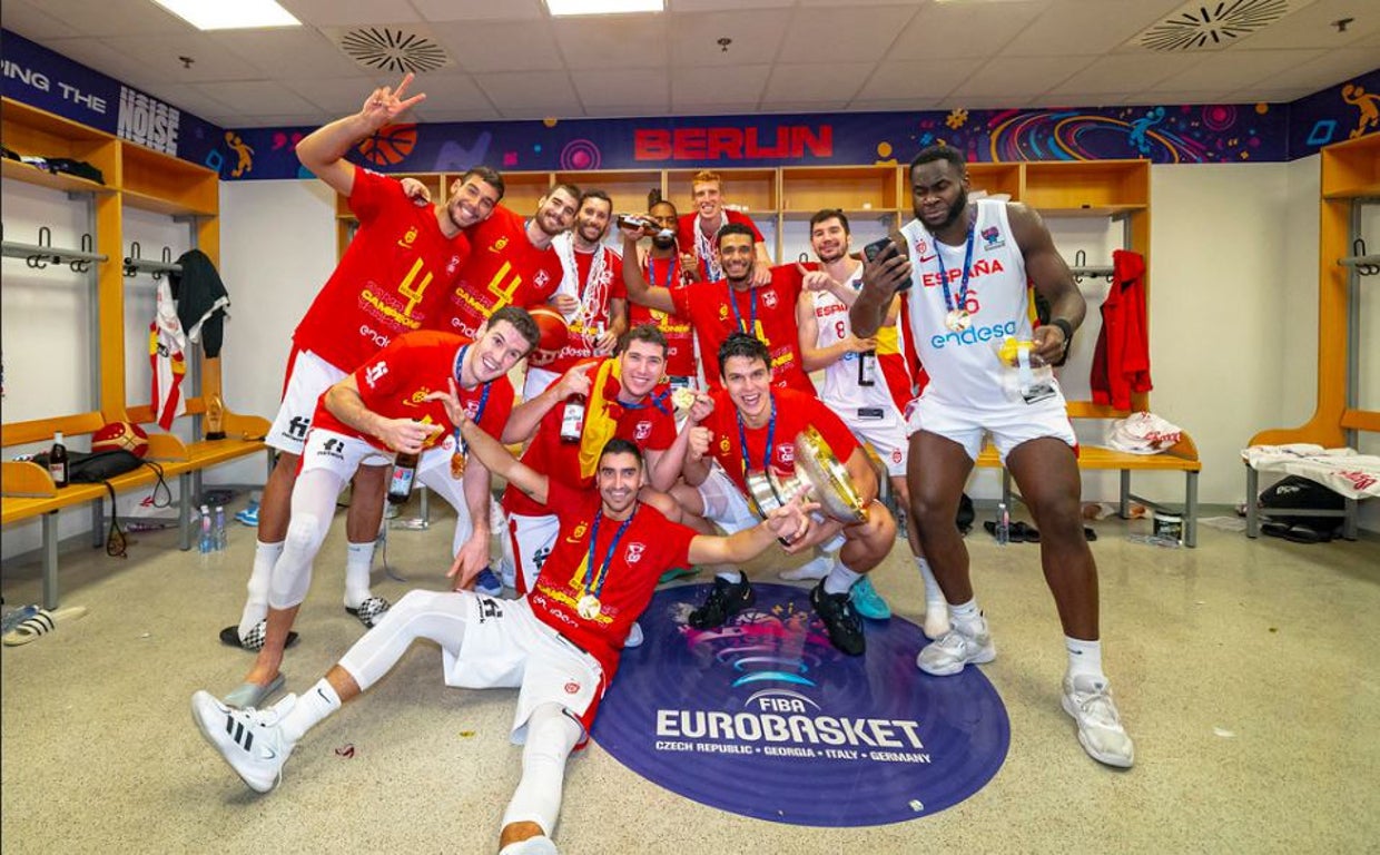 Celebración en el vestuario español tras el encuentro