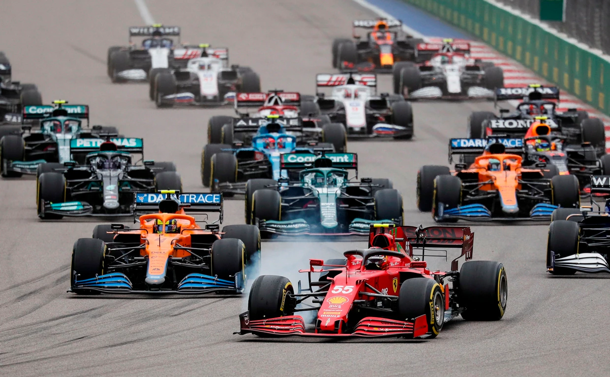 El Ferrari de Carlos Sainz lidera una carrera del pasado Mundial de Fórmula 1