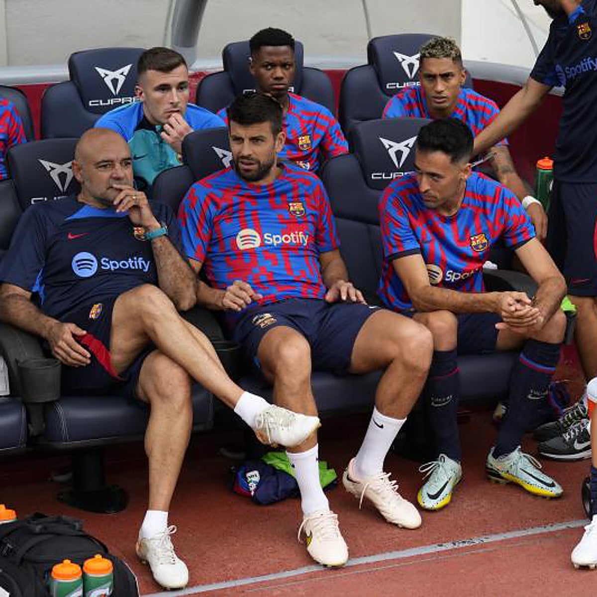 Los bostezos millonarios de Jordi Alba y Piqué que indignan al Barcelona