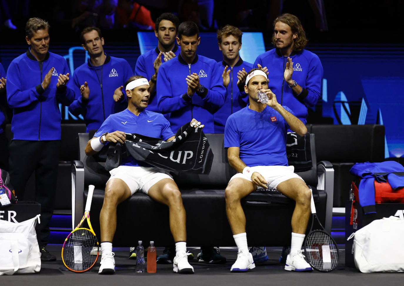 El equipo europeo aplaude a  Nadal y Federer durante un descanso