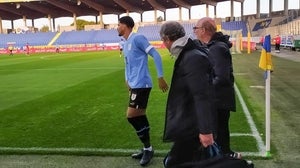 Araujo se duele de la ingle tras ser sustituido en el partido de Uruguay