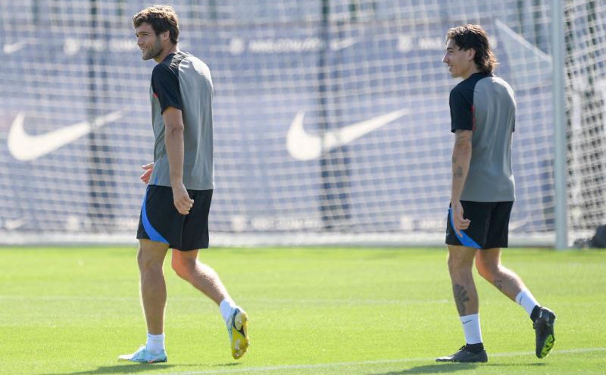 Bellerín y Marcos Alonso, durante un entrenamiento del Barcelona