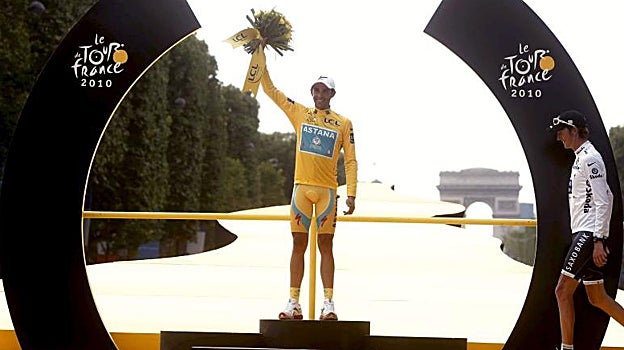 Contador, en el podio de París tras ganar el Tour 2010