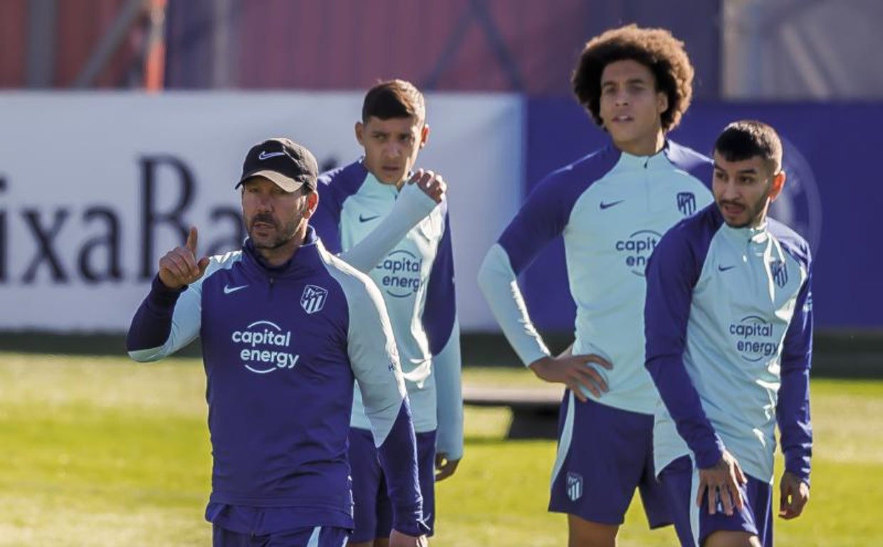 Simeone dirige el entrenamiento ante la atenta mirada de Nahuel Molina, Witsel y Correa.