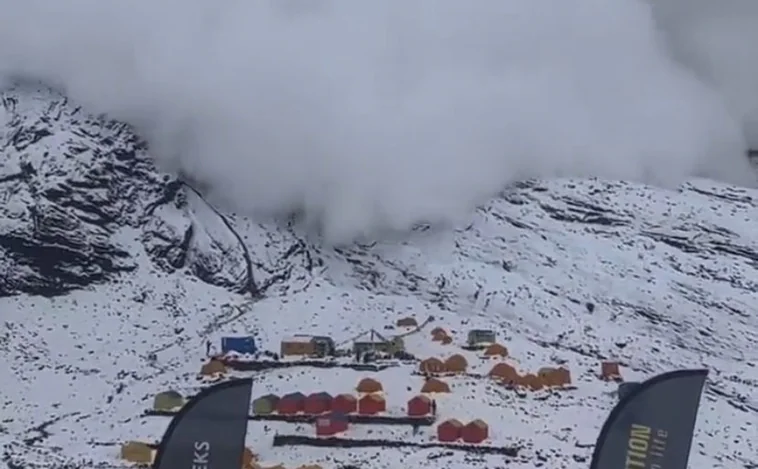 Una terrorífica avalancha barre el campamento base del Manaslu