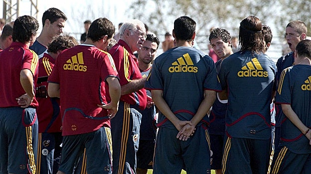 Luis dando una charla a sus jugadores en la previa del partido en Murcia