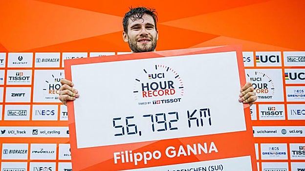 Ganna, con la placa que confirma su récord